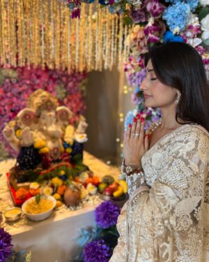Dhanashree Verma Instagram - Ganpati Bappa Morya 🩷✨🙏🏻 
Love and blessings always 

Outfit: @theroyaleum
@vblitzcommunications 
Jewellery: @azotiique