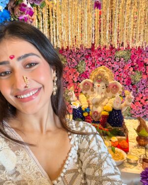 Dhanashree Verma Instagram - Ganpati Bappa Morya 🩷✨🙏🏻 
Love and blessings always 

Outfit: @theroyaleum
@vblitzcommunications 
Jewellery: @azotiique