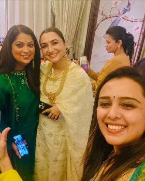 Dhrriti Saharan Reddy Instagram - Beautiful Janmashtami Celebration at @iampratibhasingh and Amit’s Beautiful Home ♥️
Soul Filling Music , Beautiful Souls & Kanha ji under one roof 🌸♥️
Reunited with some old friends & made some new 🌹
A night to remember 🤌🏻
.
[ Janmashtami , Beautiful Night , Traditional , Soulful Music ]