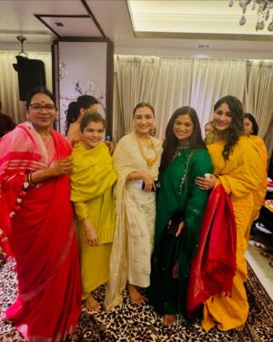 Dhrriti Saharan Reddy Instagram - Beautiful Janmashtami Celebration at @iampratibhasingh and Amit’s Beautiful Home ♥️
Soul Filling Music , Beautiful Souls & Kanha ji under one roof 🌸♥️
Reunited with some old friends & made some new 🌹
A night to remember 🤌🏻
.
[ Janmashtami , Beautiful Night , Traditional , Soulful Music ]