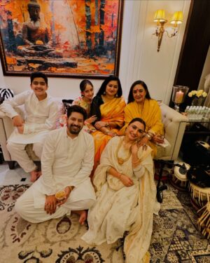 Dhrriti Saharan Reddy Instagram - Beautiful Janmashtami Celebration at @iampratibhasingh and Amit’s Beautiful Home ♥️
Soul Filling Music , Beautiful Souls & Kanha ji under one roof 🌸♥️
Reunited with some old friends & made some new 🌹
A night to remember 🤌🏻
.
[ Janmashtami , Beautiful Night , Traditional , Soulful Music ]
