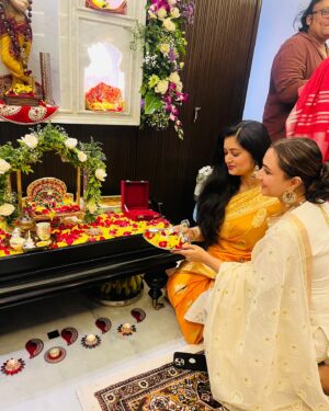Dhrriti Saharan Reddy Instagram - Beautiful Janmashtami Celebration at @iampratibhasingh and Amit’s Beautiful Home ♥️
Soul Filling Music , Beautiful Souls & Kanha ji under one roof 🌸♥️
Reunited with some old friends & made some new 🌹
A night to remember 🤌🏻
.
[ Janmashtami , Beautiful Night , Traditional , Soulful Music ]