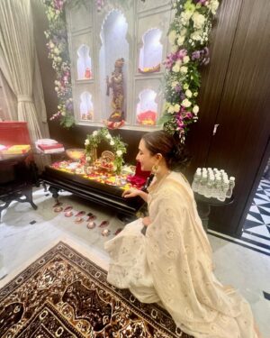 Dhrriti Saharan Reddy Instagram - Beautiful Janmashtami Celebration at @iampratibhasingh and Amit’s Beautiful Home ♥️
Soul Filling Music , Beautiful Souls & Kanha ji under one roof 🌸♥️
Reunited with some old friends & made some new 🌹
A night to remember 🤌🏻
.
[ Janmashtami , Beautiful Night , Traditional , Soulful Music ]