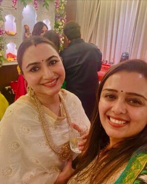 Dhrriti Saharan Reddy Instagram - Beautiful Janmashtami Celebration at @iampratibhasingh and Amit’s Beautiful Home ♥️
Soul Filling Music , Beautiful Souls & Kanha ji under one roof 🌸♥️
Reunited with some old friends & made some new 🌹
A night to remember 🤌🏻
.
[ Janmashtami , Beautiful Night , Traditional , Soulful Music ]