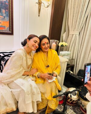 Dhrriti Saharan Reddy Instagram - Beautiful Janmashtami Celebration at @iampratibhasingh and Amit’s Beautiful Home ♥️
Soul Filling Music , Beautiful Souls & Kanha ji under one roof 🌸♥️
Reunited with some old friends & made some new 🌹
A night to remember 🤌🏻
.
[ Janmashtami , Beautiful Night , Traditional , Soulful Music ]