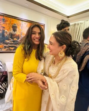 Dhrriti Saharan Reddy Instagram - Beautiful Janmashtami Celebration at @iampratibhasingh and Amit’s Beautiful Home ♥️
Soul Filling Music , Beautiful Souls & Kanha ji under one roof 🌸♥️
Reunited with some old friends & made some new 🌹
A night to remember 🤌🏻
.
[ Janmashtami , Beautiful Night , Traditional , Soulful Music ]