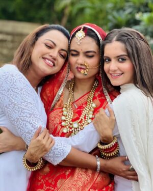 Dhwani Gori Instagram - At my happiest🤍🤭 
@pragati.choursiya7 
@jeevanshchadha 
@sheetalmaulik 
@mehulnisar 

#Suhaagan #Colorstv #Instagram