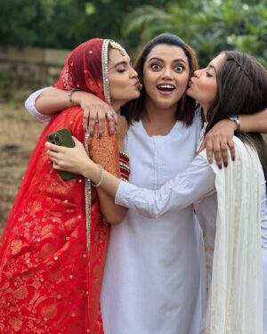 Dhwani Gori Instagram - At my happiest🤍🤭 
@pragati.choursiya7 
@jeevanshchadha 
@sheetalmaulik 
@mehulnisar 

#Suhaagan #Colorstv #Instagram