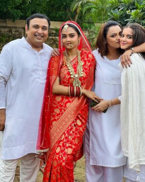 Dhwani Gori Instagram - At my happiest🤍🤭 
@pragati.choursiya7 
@jeevanshchadha 
@sheetalmaulik 
@mehulnisar 

#Suhaagan #Colorstv #Instagram