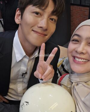 Dian Ayu Instagram - Ini adalah pencapaian tertinggiku dalam dunia per-drakor-an!!! Selfie sama aktor idola kuuu @jichangwook ommo ommo 🥹 

Suatu hari @suryainsomnia berucap "Ay, gue mau shooting sama aktor korea lo tau gak dia".. gak pake mikir langsung ngelamar jadi asisten Surya hahaha alias ikutin dia shooting hari itu.. Sengaja bawa helm buat di ttd-in karena oppa dan aku sama sama suka motoran hahaha.. 

Slide 2 aku cuman bilang "oppa sign jusseo", ehhh kok lamaaaa bgt nulisnya.. 
slide 6 kalian bisa liat sendiri, ternyata dia tambahin "always be careful " .. ommoooo lemessss dengkulll eikeee 😍😍😍

Awal2 drakoran thn 2017an, K2 salah satu yg kutonton diawal dan fix langsung jatuh cinta sama dia, aktingnya, hobbynya, semuaaa dramanyaa kutonton uhuyyy lahh pokoknyaa 🫶🏻🫶🏻🫶🏻

Nuhunn pisannn @suryainsomnia @tyararenata LUVVVV AKUTUUUU SAMA KALIANNN 🤍🤍🤍
Saranghaeooo oppa @jichangwook 💋💋💋

Gak lupaa nuhun suamikuu @omeshomesh atas dorongannyaa terhadap kehaluan istrinya.. yg tadinyaa aku hampir batal dataaang ke Trans7 🥹😘