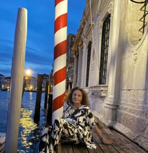 Diane van Fürstenberg Instagram - Magical Venetian  evening with friends who create magic… visit at Palazzo Vendramin Grimani with Sufi dance  to highlight Zarif design @zarifnyc by talented afghani embroiders and later @pomellato  dinner to magnificient Palazzo Ca d’Oro restored by @venetianheritage @fondazionealberodoro