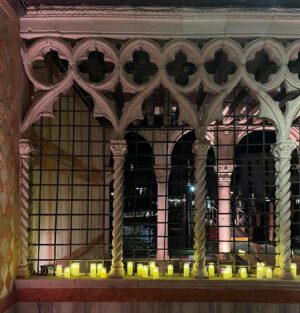 Diane van Fürstenberg Instagram - Magical Venetian  evening with friends who create magic… visit at Palazzo Vendramin Grimani with Sufi dance  to highlight Zarif design @zarifnyc by talented afghani embroiders and later @pomellato  dinner to magnificient Palazzo Ca d’Oro restored by @venetianheritage @fondazionealberodoro