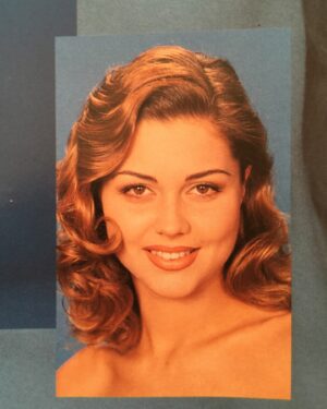 Didem Uzel Instagram - Yıl 1994! Türkiye Güzellik Yarışması’nda 3. lük tacını takmışım👸🏼İlk önce Paris’te yapılacağı söylenen sonra son dakika İstanbul’da yapılacağı söylenen Avrupa Güzellik Yarışması’ında da First Runner Up tacı taktım. Kimine göre istanbul’da yapıldığı için torpilliydim kimi ne göre de 1. lik hakkımdı 🥰 Kimin umrumda 😂 Takmışmıyım almışmıyım! Demek ki var bişi ki almışız. Nitekim o tacı bana takanlar öngörmüşler ki o ışığı 30 sene geçmiş haala huzurlarınızdayım. İster oyuncu deyin, ister tv sunucusu değin, ister influencer🤩 Varmıyım varım 🥰 Yahuu aslında bu tantanayı niye yaptım biliyormusunuz? Siz bir şey olacaksanız oluyorsunuz! Kaderinizde varsa buna kimse engel olamaz; Allah’ın açtığı kapıları kimse kapatamaz. Hazır güzellik yarışmalarıda gündeme gelmişken iki kelam etmek istedim. Rahmetli Özcan Sandıkçıoğlu Türkiye Güzellik yarışması gecesi sonuçlar açıklanıp davette konuşurken kulağıma şöyle fısıldamıştı “seni 3. seçtik çünkü Türkiye’ye bir derece gelmesini umut ediyoruz, sen bizi Avrupa Güzellik Yarışması’nda  temsil edeceksin” ve dediği de oldu hakikaten; ben Avrupa 2. güzeli seçildim; torpil falan da yoktu yani; güzeldim, çıtırdım, eğitimliydim 😂 valla hepsi vardı; hakkımı yedirmem 🥳Espri bir yana da  aslında bunu neden dedim; bu güzel kızlar seçilirken hep bir plan dahilinde oluyor. Vardır bir sebebi deyip konuyu kapatmak isterim. Küçük de bir not tarihe geçsin; üniversite 1. sınıfta beni keşfedip zorla ajansa götüren @purefacehalo sevgili Ayla ❤️ seni de hiç unutmadım. Sen olmasan belki yolumu yine bulurdum ama sen beni emin elllere emanet ettin. Ve sevgili @ugurkanerezofficial sana da kocaman teşekkür. Aldığım yolda şöhretimin en parlak dönemlerinde yanımda olduğun için 🙏🏻 #türkiyegüzellikyarışması Bir sürü anım ve hikayem var bu yarışmalar ile ilgili. Onlarıda sonra paylaşırım 🥰