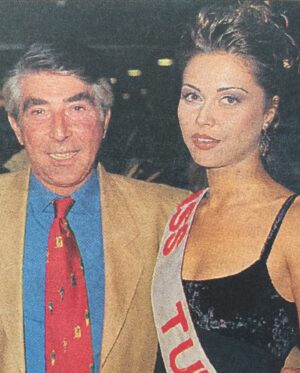 Didem Uzel Instagram - Yıl 1994! Türkiye Güzellik Yarışması’nda 3. lük tacını takmışım👸🏼İlk önce Paris’te yapılacağı söylenen sonra son dakika İstanbul’da yapılacağı söylenen Avrupa Güzellik Yarışması’ında da First Runner Up tacı taktım. Kimine göre istanbul’da yapıldığı için torpilliydim kimi ne göre de 1. lik hakkımdı 🥰 Kimin umrumda 😂 Takmışmıyım almışmıyım! Demek ki var bişi ki almışız. Nitekim o tacı bana takanlar öngörmüşler ki o ışığı 30 sene geçmiş haala huzurlarınızdayım. İster oyuncu deyin, ister tv sunucusu değin, ister influencer🤩 Varmıyım varım 🥰 Yahuu aslında bu tantanayı niye yaptım biliyormusunuz? Siz bir şey olacaksanız oluyorsunuz! Kaderinizde varsa buna kimse engel olamaz; Allah’ın açtığı kapıları kimse kapatamaz. Hazır güzellik yarışmalarıda gündeme gelmişken iki kelam etmek istedim. Rahmetli Özcan Sandıkçıoğlu Türkiye Güzellik yarışması gecesi sonuçlar açıklanıp davette konuşurken kulağıma şöyle fısıldamıştı “seni 3. seçtik çünkü Türkiye’ye bir derece gelmesini umut ediyoruz, sen bizi Avrupa Güzellik Yarışması’nda  temsil edeceksin” ve dediği de oldu hakikaten; ben Avrupa 2. güzeli seçildim; torpil falan da yoktu yani; güzeldim, çıtırdım, eğitimliydim 😂 valla hepsi vardı; hakkımı yedirmem 🥳Espri bir yana da  aslında bunu neden dedim; bu güzel kızlar seçilirken hep bir plan dahilinde oluyor. Vardır bir sebebi deyip konuyu kapatmak isterim. Küçük de bir not tarihe geçsin; üniversite 1. sınıfta beni keşfedip zorla ajansa götüren @purefacehalo sevgili Ayla ❤️ seni de hiç unutmadım. Sen olmasan belki yolumu yine bulurdum ama sen beni emin elllere emanet ettin. Ve sevgili @ugurkanerezofficial sana da kocaman teşekkür. Aldığım yolda şöhretimin en parlak dönemlerinde yanımda olduğun için 🙏🏻 #türkiyegüzellikyarışması Bir sürü anım ve hikayem var bu yarışmalar ile ilgili. Onlarıda sonra paylaşırım 🥰