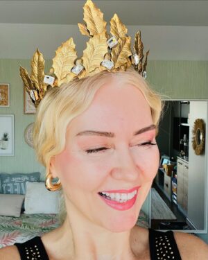 Didem Uzel Instagram - Yıl 1994! Türkiye Güzellik Yarışması’nda 3. lük tacını takmışım👸🏼İlk önce Paris’te yapılacağı söylenen sonra son dakika İstanbul’da yapılacağı söylenen Avrupa Güzellik Yarışması’ında da First Runner Up tacı taktım. Kimine göre istanbul’da yapıldığı için torpilliydim kimi ne göre de 1. lik hakkımdı 🥰 Kimin umrumda 😂 Takmışmıyım almışmıyım! Demek ki var bişi ki almışız. Nitekim o tacı bana takanlar öngörmüşler ki o ışığı 30 sene geçmiş haala huzurlarınızdayım. İster oyuncu deyin, ister tv sunucusu değin, ister influencer🤩 Varmıyım varım 🥰 Yahuu aslında bu tantanayı niye yaptım biliyormusunuz? Siz bir şey olacaksanız oluyorsunuz! Kaderinizde varsa buna kimse engel olamaz; Allah’ın açtığı kapıları kimse kapatamaz. Hazır güzellik yarışmalarıda gündeme gelmişken iki kelam etmek istedim. Rahmetli Özcan Sandıkçıoğlu Türkiye Güzellik yarışması gecesi sonuçlar açıklanıp davette konuşurken kulağıma şöyle fısıldamıştı “seni 3. seçtik çünkü Türkiye’ye bir derece gelmesini umut ediyoruz, sen bizi Avrupa Güzellik Yarışması’nda  temsil edeceksin” ve dediği de oldu hakikaten; ben Avrupa 2. güzeli seçildim; torpil falan da yoktu yani; güzeldim, çıtırdım, eğitimliydim 😂 valla hepsi vardı; hakkımı yedirmem 🥳Espri bir yana da  aslında bunu neden dedim; bu güzel kızlar seçilirken hep bir plan dahilinde oluyor. Vardır bir sebebi deyip konuyu kapatmak isterim. Küçük de bir not tarihe geçsin; üniversite 1. sınıfta beni keşfedip zorla ajansa götüren @purefacehalo sevgili Ayla ❤️ seni de hiç unutmadım. Sen olmasan belki yolumu yine bulurdum ama sen beni emin elllere emanet ettin. Ve sevgili @ugurkanerezofficial sana da kocaman teşekkür. Aldığım yolda şöhretimin en parlak dönemlerinde yanımda olduğun için 🙏🏻 #türkiyegüzellikyarışması Bir sürü anım ve hikayem var bu yarışmalar ile ilgili. Onlarıda sonra paylaşırım 🥰