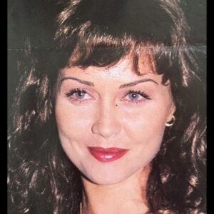 Didem Uzel Instagram - 90’lardan bir demet Didem 💐 90’lar kraliçeniz iş başında derken şaka yapmıyordum ben 1994 Türkiye 3. sü, 1994 Avrupa 2. güzeliyim 1993’de de Best Model 2. si seçilmiştim. Yaşınız tutmayabilir ama 90’lar bizden sorulur 😂 #tbt