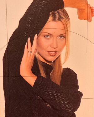 Didem Uzel Instagram - 90’lardan bir demet Didem 💐 90’lar kraliçeniz iş başında derken şaka yapmıyordum ben 1994 Türkiye 3. sü, 1994 Avrupa 2. güzeliyim 1993’de de Best Model 2. si seçilmiştim. Yaşınız tutmayabilir ama 90’lar bizden sorulur 😂 #tbt