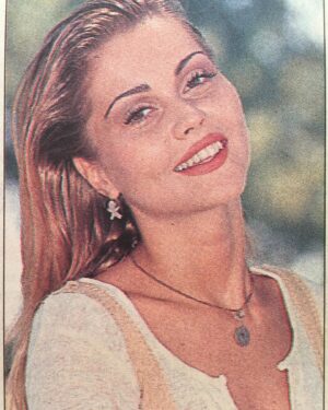 Didem Uzel Instagram - 90’lardan bir demet Didem 💐 90’lar kraliçeniz iş başında derken şaka yapmıyordum ben 1994 Türkiye 3. sü, 1994 Avrupa 2. güzeliyim 1993’de de Best Model 2. si seçilmiştim. Yaşınız tutmayabilir ama 90’lar bizden sorulur 😂 #tbt