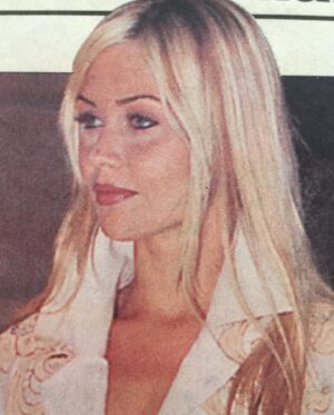 Didem Uzel Instagram - 90’lardan bir demet Didem 💐 90’lar kraliçeniz iş başında derken şaka yapmıyordum ben 1994 Türkiye 3. sü, 1994 Avrupa 2. güzeliyim 1993’de de Best Model 2. si seçilmiştim. Yaşınız tutmayabilir ama 90’lar bizden sorulur 😂 #tbt