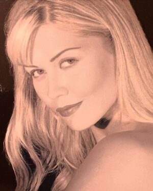 Didem Uzel Instagram - 90’lardan bir demet Didem 💐 90’lar kraliçeniz iş başında derken şaka yapmıyordum ben 1994 Türkiye 3. sü, 1994 Avrupa 2. güzeliyim 1993’de de Best Model 2. si seçilmiştim. Yaşınız tutmayabilir ama 90’lar bizden sorulur 😂 #tbt