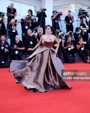 Diipa Khosla Instagram - On my dopamine menu: Couture, slicked back hair, sunsets & taking the water taxi to 81st edition of Venice Film Festival 🎥🇮🇹 @labiennale 

Wearing a stunning gown by @ramialaliofficial 
Jewels @niramyajewels @adrisyajewels
Shoes @ysl
Makeup @charlottetilbury @kirstiemurphy_
Hair @tiziano_mendicino @beautick_official
Photography @fashitect
Styling @tanghavri, assisted by @sabrinawhite98