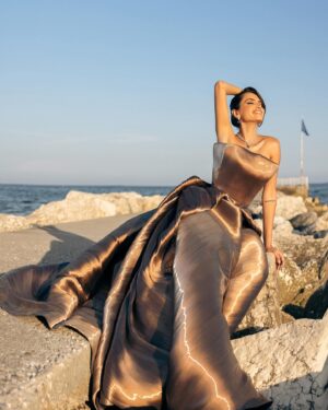 Diipa Khosla Instagram - On my dopamine menu: Couture, slicked back hair, sunsets & taking the water taxi to 81st edition of Venice Film Festival 🎥🇮🇹 @labiennale 

Wearing a stunning gown by @ramialaliofficial 
Jewels @niramyajewels @adrisyajewels
Shoes @ysl
Makeup @charlottetilbury @kirstiemurphy_
Hair @tiziano_mendicino @beautick_official
Photography @fashitect
Styling @tanghavri, assisted by @sabrinawhite98