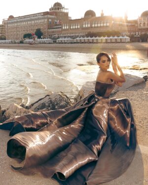 Diipa Khosla Instagram - On my dopamine menu: Couture, slicked back hair, sunsets & taking the water taxi to 81st edition of Venice Film Festival 🎥🇮🇹 @labiennale 

Wearing a stunning gown by @ramialaliofficial 
Jewels @niramyajewels @adrisyajewels
Shoes @ysl
Makeup @charlottetilbury @kirstiemurphy_
Hair @tiziano_mendicino @beautick_official
Photography @fashitect
Styling @tanghavri, assisted by @sabrinawhite98