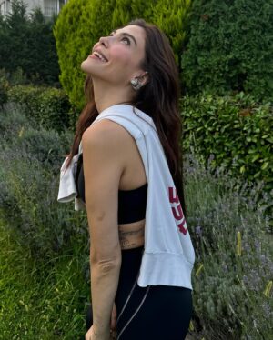 Dilara Aksüyek Instagram - Mevsim geçişi 🍂