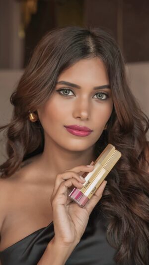 Dimpi Sanghvi Instagram - A game-changing beauty essential is here!💋💋

LAKMĒ 9to5 Tinted Lip Oil is all that your lips have been waiting for.
Packed with 90% caring ingredients like Vitamin E, Shea Butter & Cocoa Butter,this luxurious tinted lip oil is rich in color & drenched in care. 
It’s moisturizing formula, nourishes & repairs dry lips, giving it that head turning finish. 

Available in 8 Stunning Shades, Go grab these Luxurious lip oils now. This premium product is at an unbelievable price of ₹799/- only!😍 

@lakmeindia 
#Partnership #LakmeIndia #LakmeTintedLipOil #LakmeFashionistaCollection #HydrateandRepair #DimpiSanghvi