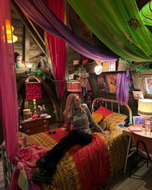 Dionne Slagter Instagram - *ad OH SNAP SNAP🫰🏻 De draaidagen voor het tweede seizoen van Wednesday zijn in volle gang en ik werd door @netflixnl uitgenodigd om op de set te komen kijken. Ik heb hele toffe dingen mogen zien, zoals de slaapzaal van Wednesday en Enid op Nevermore 🌹. De rest van de content die ik heb gemaakt, mag ik pas delen zodra seizoen 2 gelanceerd is. Vraag mij trouwens niet wanneer dit gebeurt, want niemand die het weet. Wellicht je glazen bol? 🥀🔮

Heel bijzonder om te zien hoe gigantisch zo’n productie is en Dublin is werkelijk prachtig! Dankjewel @netflixnl @wednesdaynetflix 🖤
