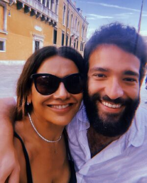 Dira Paes Instagram - E teve encontro de @pasargadaofilme em Veneza com meu querido @humbertocarrao. Teve prêmio com @mariannabrennand, teve comemoração com a turma toda, teve muita lembrança boa que trouxe na bagagem. Agora me preparo para os lançamentos dos nossos filmes aqui no Brasil. #Pasargada estreia dia 26 desse mês nos cinemas e #Manas será exibido no @festivaldorio.
