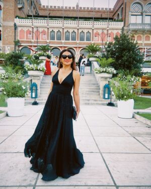 Dira Paes Instagram - E em minha despedida do Festival de Veneza, bati um papo com Pedro Almodóvar, o grande vencedor do Leão de Ouro, com seu primeiro filme em inglês, ‘The Room Next Door’. Consegui expressar minha admiração por sua obra, seu estilo, suas cores. Um momento muito especial pra mim.

Foram dias inspiradores, com pessoas inspiradoras, respirando cinema e celebrando essa arte que me guia.  @mattheusboeckoficial 📸

❤️📽️