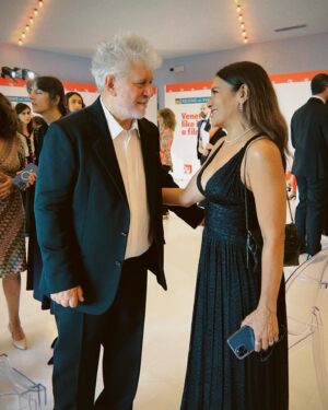 Dira Paes Instagram - E em minha despedida do Festival de Veneza, bati um papo com Pedro Almodóvar, o grande vencedor do Leão de Ouro, com seu primeiro filme em inglês, ‘The Room Next Door’. Consegui expressar minha admiração por sua obra, seu estilo, suas cores. Um momento muito especial pra mim.

Foram dias inspiradores, com pessoas inspiradoras, respirando cinema e celebrando essa arte que me guia.  @mattheusboeckoficial 📸

❤️📽️