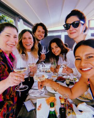 Dira Paes Instagram - E teve encontro de @pasargadaofilme em Veneza com meu querido @humbertocarrao. Teve prêmio com @mariannabrennand, teve comemoração com a turma toda, teve muita lembrança boa que trouxe na bagagem. Agora me preparo para os lançamentos dos nossos filmes aqui no Brasil. #Pasargada estreia dia 26 desse mês nos cinemas e #Manas será exibido no @festivaldorio.