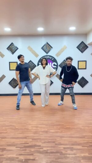 Disha Madan Instagram - Trending real Sakatthagavle Sumne Nagthaale with Laxmi Niwas Disha Madan Dhanunjay 
 #trendingreels #viralreels #instagood #dancechallenge # ❤️💃👊
