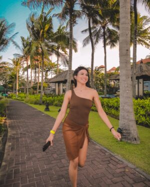 Dita Fakhrana Instagram - Sometimes in the waves of change we find our true direction ☀️
