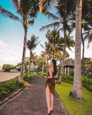 Dita Fakhrana Instagram - Sometimes in the waves of change we find our true direction ☀️