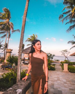 Dita Fakhrana Instagram - The sun shines not on us but in us ☀️