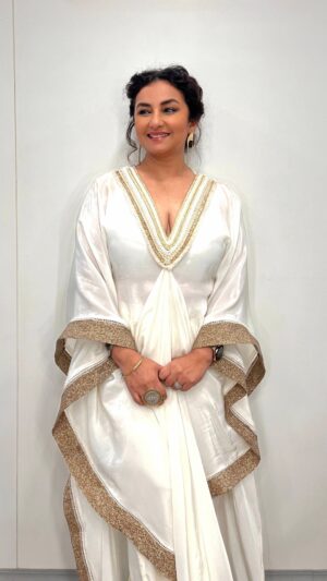 Divya Dutta Instagram - Outfit - @rishiandvibhuti
Earrings - @dookdi_
Styled by - @shwetanav
Assisted by - @samidhajain__
Hmu @binita.ashar