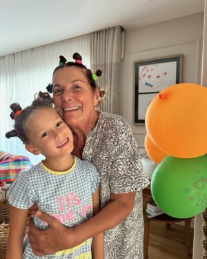Doğa Rutkay Instagram - Anneannemizin doğum günü kutlaması çılgın saçlarla başladı♥️
İyi doğdun annemiz seni çok seviyoruz🧿🫶🏻🙏🏼