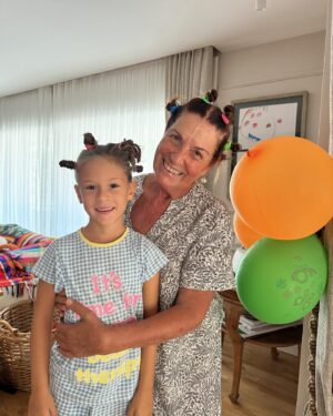 Doğa Rutkay Instagram - Anneannemizin doğum günü kutlaması çılgın saçlarla başladı♥️
İyi doğdun annemiz seni çok seviyoruz🧿🫶🏻🙏🏼