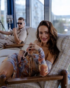 Dominika Mirgová Instagram - Ku skladbe SWEET HOME sme si struhli s @adiss_og aj jedno pekné foteníčko s @kerollajn_b.photography 🖤
Tak ktorá 📸 sa vám páči najviac???