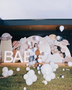 Dora Hsieh Instagram - 看著你們從戀愛到結婚（還讓戶政事務所變粉絲簽售會？）

感謝宇宙讓我能夠在場見證妳這些幸福的時刻🤍
期待小優福的到來💚