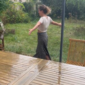 Dounia Coesens Instagram - Profitons des derniers rayons de ☀️ ! 
Ou dansons sous la pluie 😜 

C’était l’été.

#famille #amis #tournage #voyage #neveu❤️