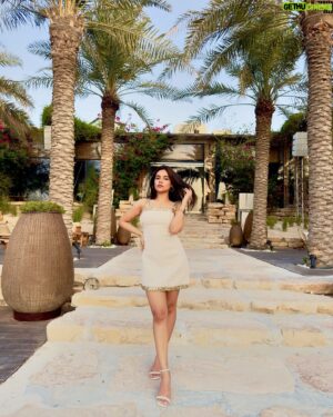 Drishti Thakur Instagram - Feeling golden under the palms⭐️🌴

#goldenhour #beautiful #vibe #glam