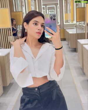 Drishti Thakur Instagram - City streets & just me🤍

#citywalk #onthego #casual