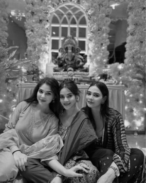Drishti Thakur Instagram - Ganpati Bappa Morya! ♥️♥️ #swipe 

@myshka_fashion 

#blessed #grateful #mains #mypeople #friendsforever ♾️ #ganpati_bappa_morya
