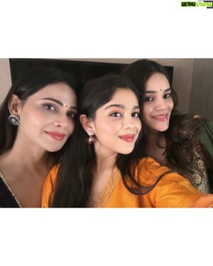 Drishti Thakur Instagram - Ganpati Bappa Morya! ♥️♥️ #swipe 

@myshka_fashion 

#blessed #grateful #mains #mypeople #friendsforever ♾️ #ganpati_bappa_morya