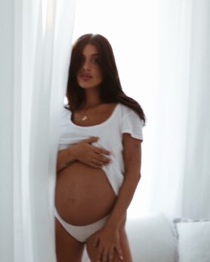 Dulceida Instagram - petita Aria 🐣 llevamos juntas ya 35 semanas y tengo tantos sentimientos dentro ✨ me muero de ganas de conocer más allá de tus movimientos diarios que sin duda es lo mejor de todo el embarazo y lo que más echaré de menos. Me muero de ganas de tenerte en brazos y poder mirarte sin parar 👀 Me muero de ganas de que llegue nuestro día 🌌 Me muero de nervios también…. QUE ME MUERO POR CONTARTE 🤍🪄