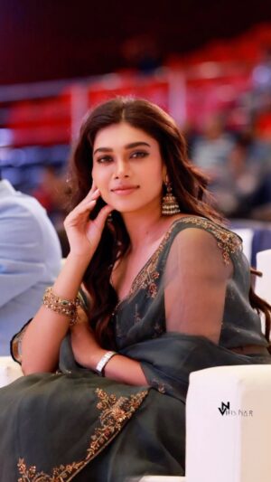 Dushara Vijayan Instagram - Usure Neethane Neethane …… 

@dushara_vijayan 

Outfit : @sarangkaur.in 
Jewellers : @nacjewellers 
HairStyle : @callme.jazmin 
Represented by : @kirthiga_m_lokesh @therouteofficial 

Event Organized by : @wit_events_marketing 

@raayanmovie @dhanushkraja @arrahman 
#vipinnairphotographydxb #kollywood #kollywoodcinema